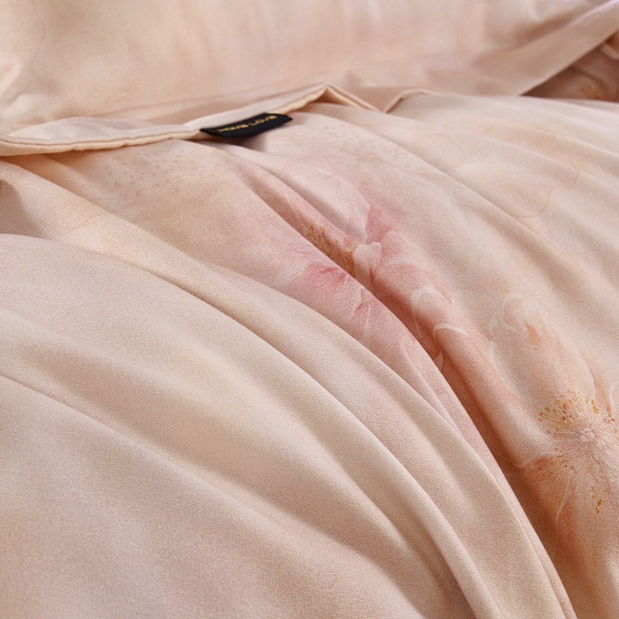 91家纺网 家纺一手货源 找家纺 芙绣家纺 2025新款纯棉全棉磨毛宽边压线复杂款四件套 清影梦-桔