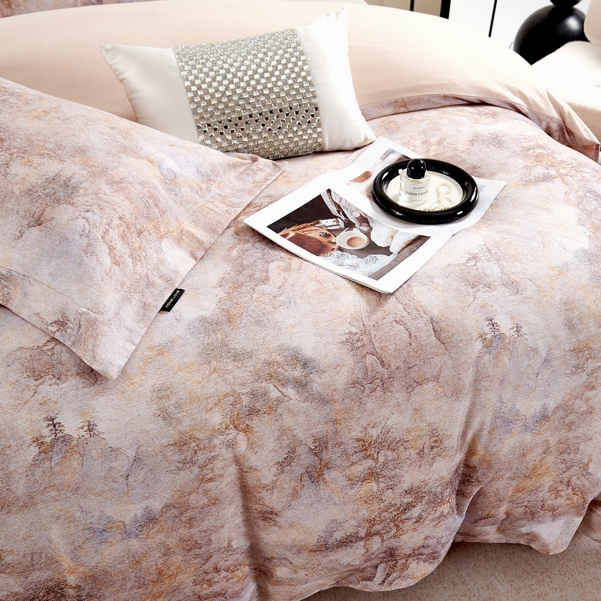 91家纺网 家纺一手货源 找家纺 芙绣家纺 2025新款纯棉全棉磨毛宽边压线复杂款四件套 寻觅-咖