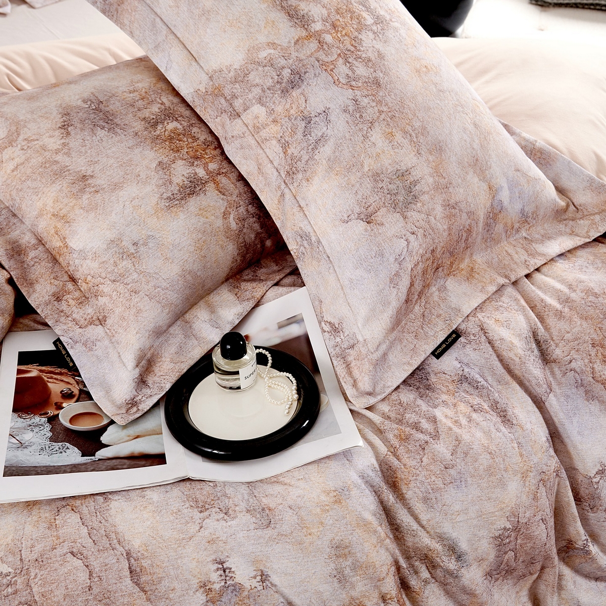 91家纺网 家纺一手货源 找家纺 芙绣家纺 2025新款纯棉全棉磨毛宽边压线复杂款四件套 寻觅-咖