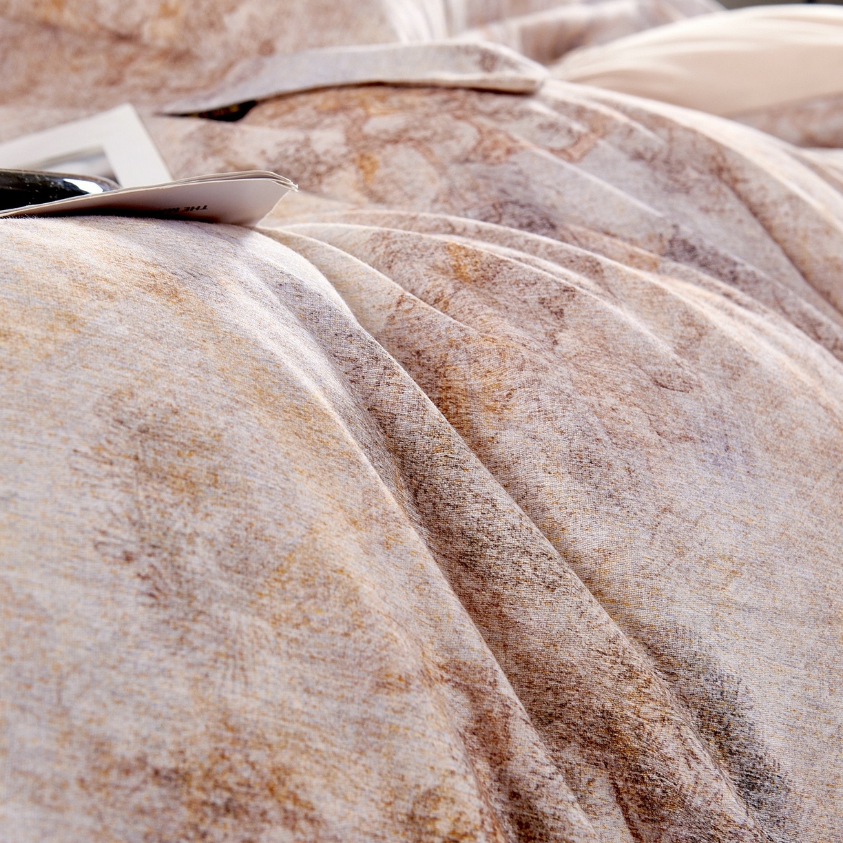 91家纺网 家纺一手货源 找家纺 芙绣家纺 2025新款纯棉全棉磨毛宽边压线复杂款四件套 寻觅-咖