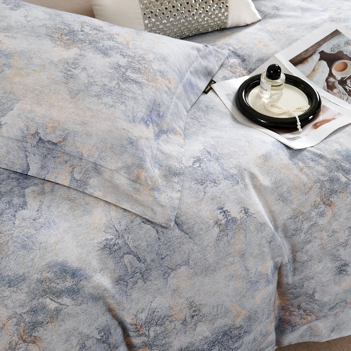 91家纺网 家纺一手货源 找家纺 芙绣家纺 2025新款纯棉全棉磨毛宽边压线复杂款四件套 寻觅-蓝