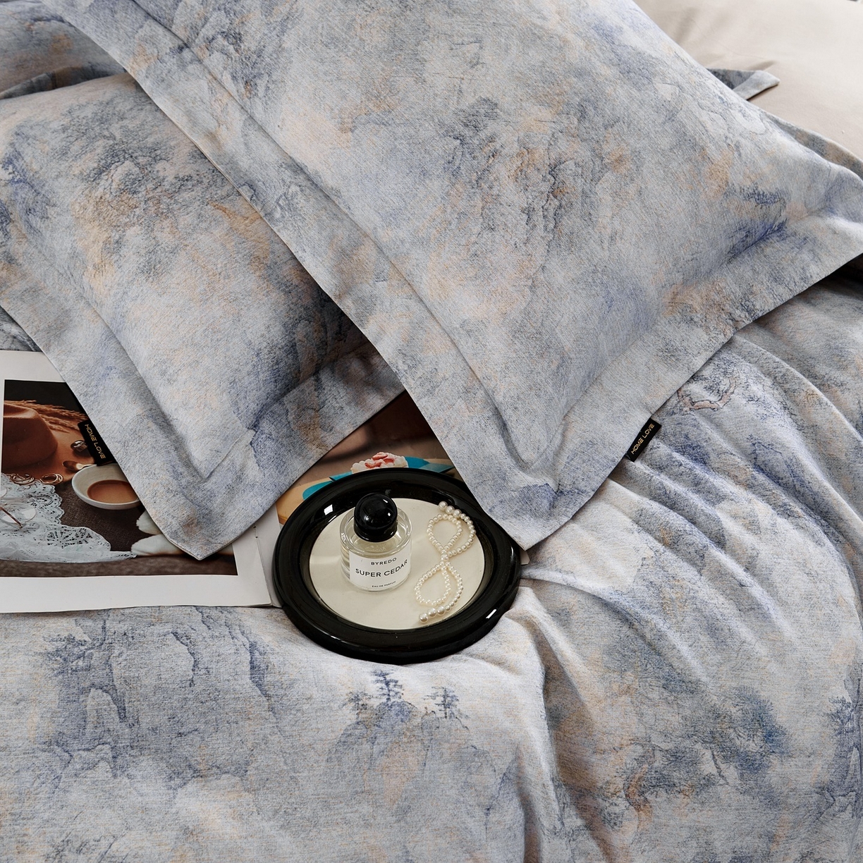 91家纺网 家纺一手货源 找家纺 芙绣家纺 2025新款纯棉全棉磨毛宽边压线复杂款四件套 寻觅-蓝