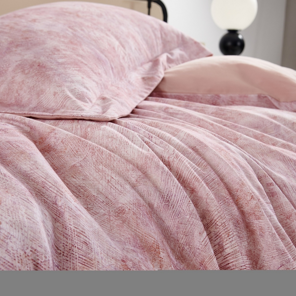 91家纺网 家纺一手货源 找家纺 芙绣家纺 2025新款纯棉全棉磨毛宽边压线复杂款四件套 映山言-粉