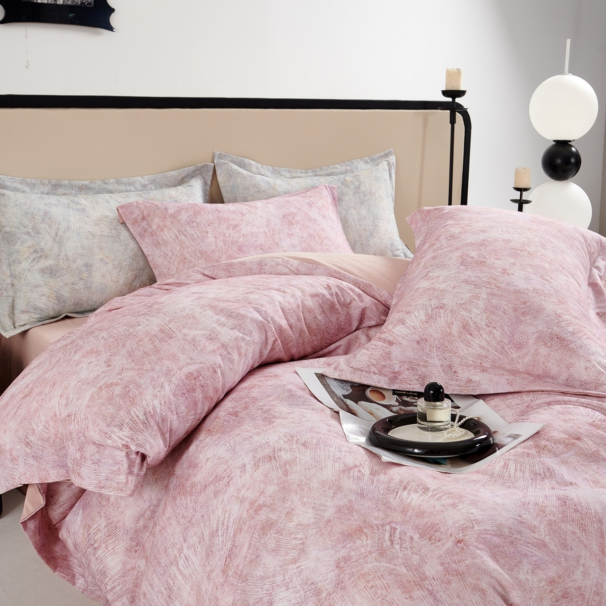 91家纺网 家纺一手货源 找家纺 芙绣家纺 2025新款纯棉全棉磨毛宽边压线复杂款四件套 映山言-粉