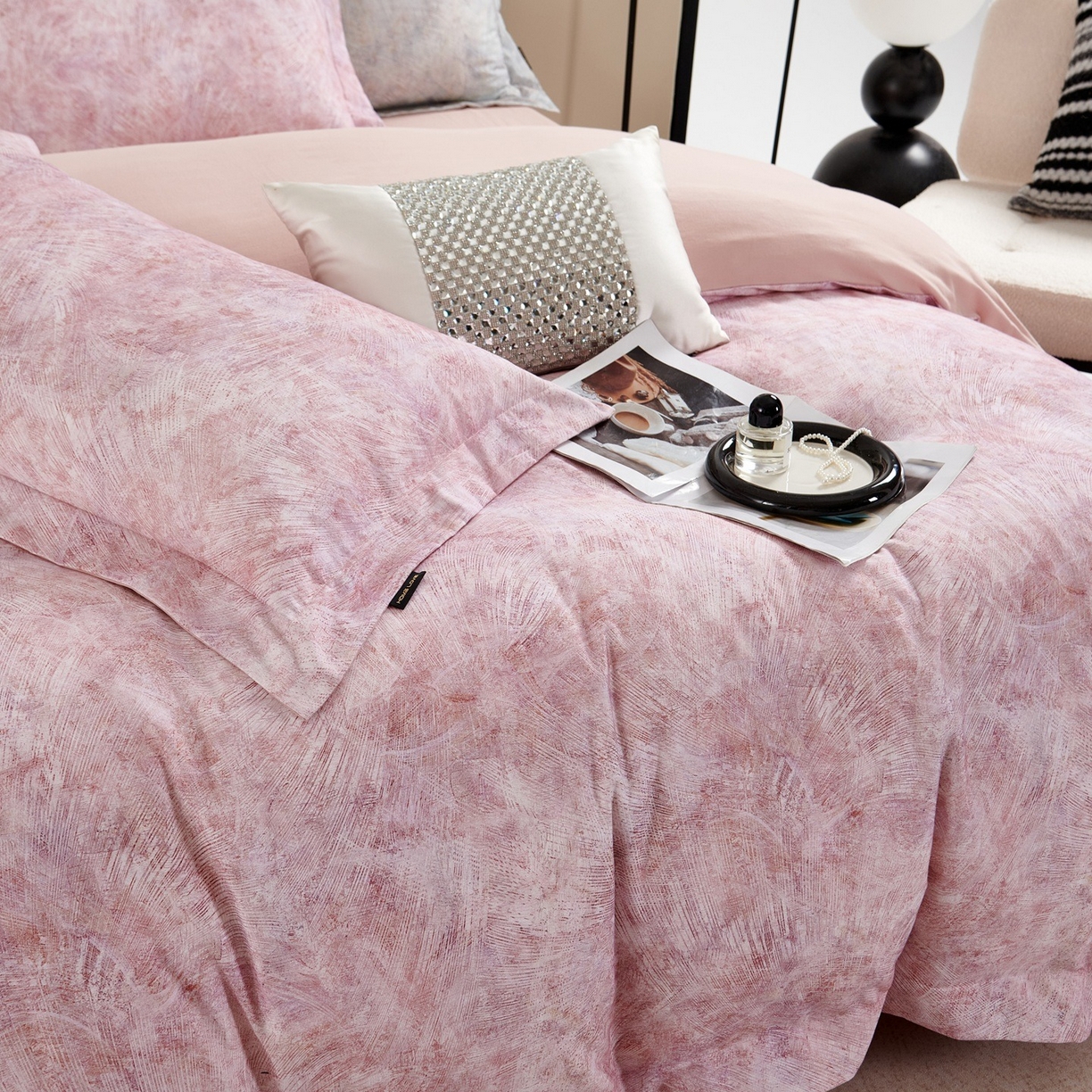 91家纺网 家纺一手货源 找家纺 芙绣家纺 2025新款纯棉全棉磨毛宽边压线复杂款四件套 映山言-粉