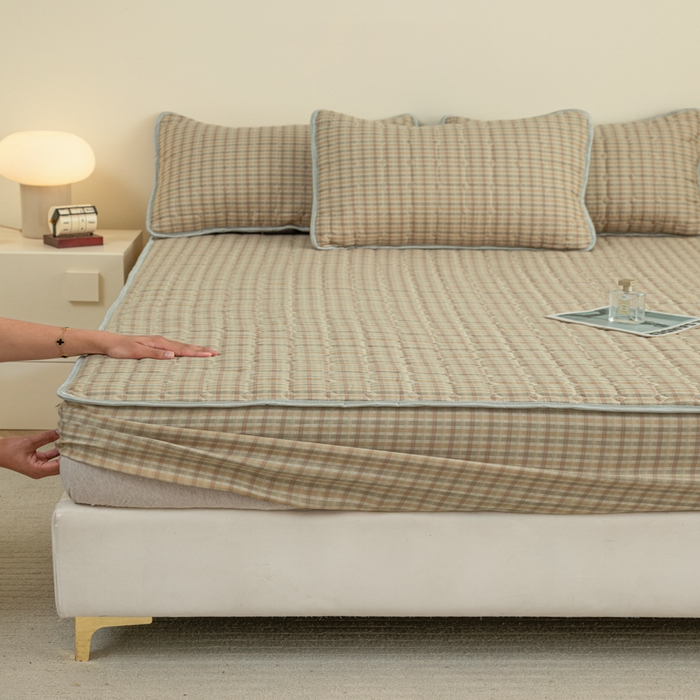 91家纺网 家纺一手货源 找家纺 卡诗兰 2025新款磨毛夹棉床笠 格小黄