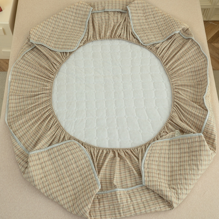 91家纺网 家纺一手货源 找家纺 卡诗兰 2025新款磨毛夹棉床笠 格小黄