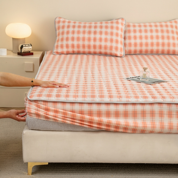 91家纺网 家纺一手货源 找家纺 卡诗兰 2025新款磨毛夹棉床笠 格中粉