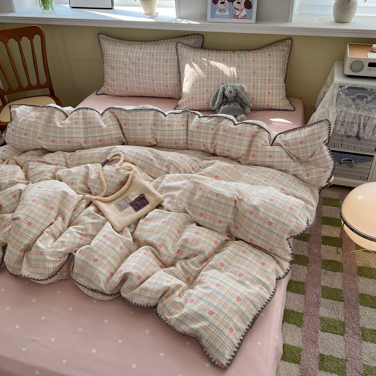 91家纺网 家纺一手货源 找家纺 瑞莱 2026新款全棉印花贝壳边四件套 粉爱心格