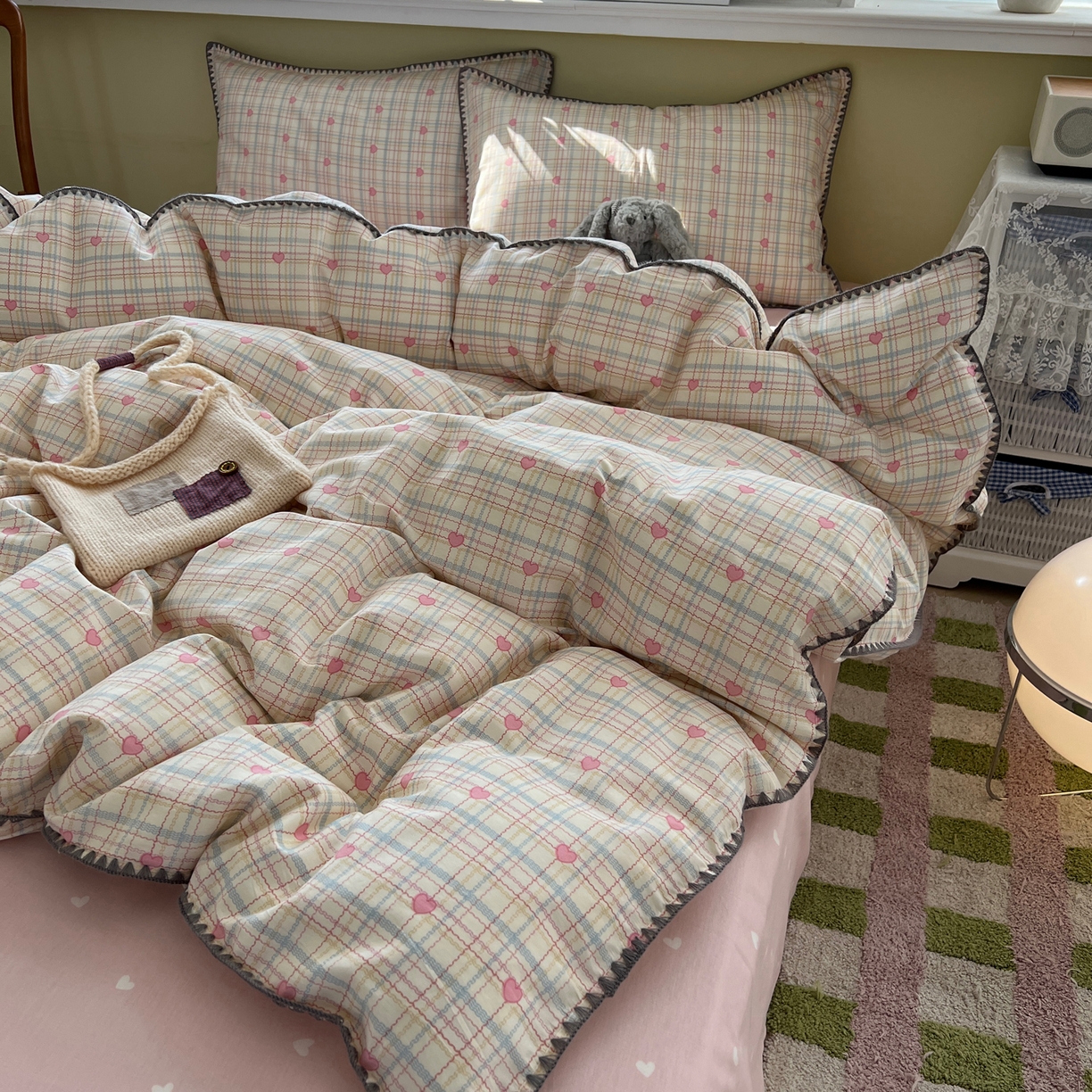 91家纺网 家纺一手货源 找家纺 瑞莱 2026新款全棉印花贝壳边四件套 粉爱心格