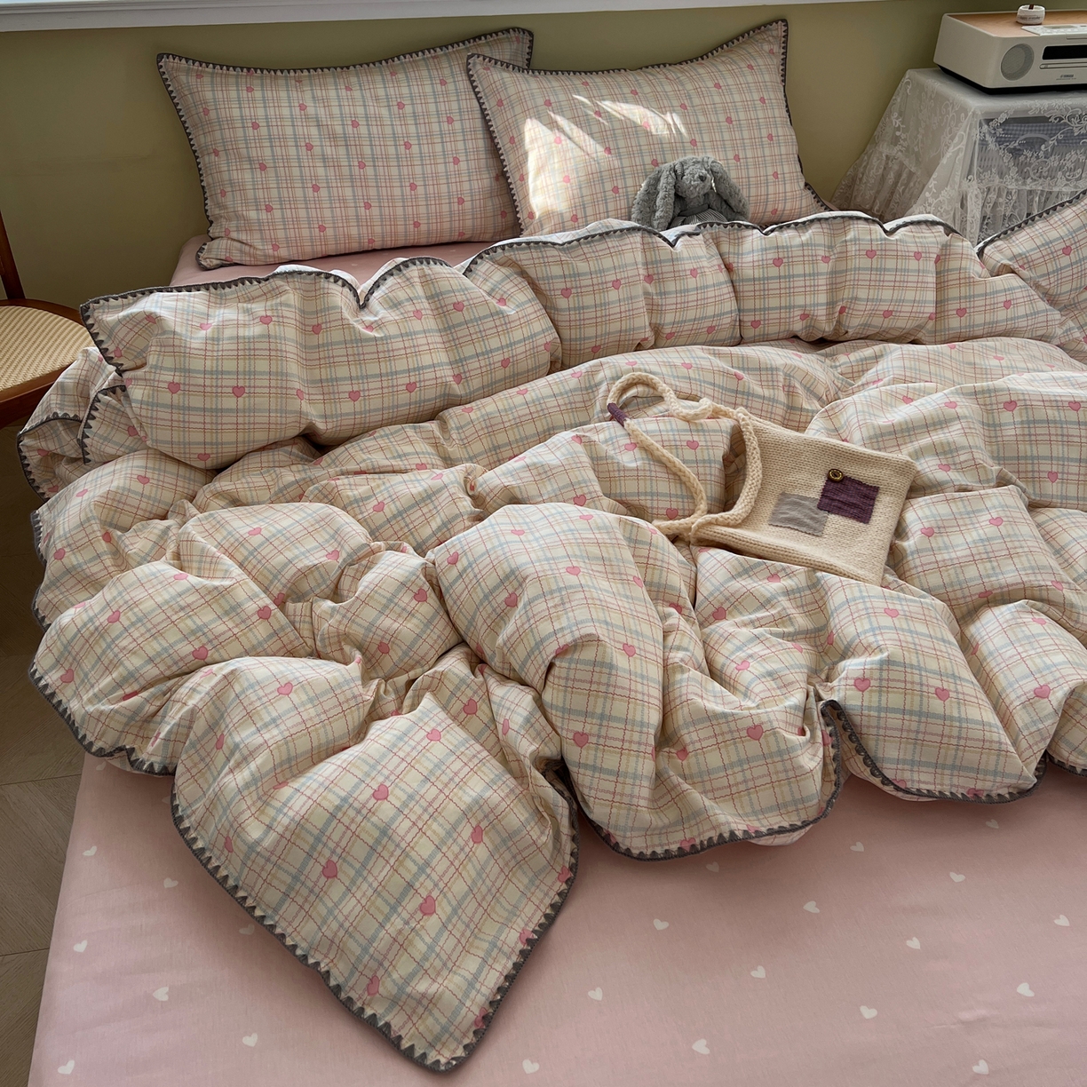 91家纺网 家纺一手货源 找家纺 瑞莱 2026新款全棉印花贝壳边四件套 粉爱心格