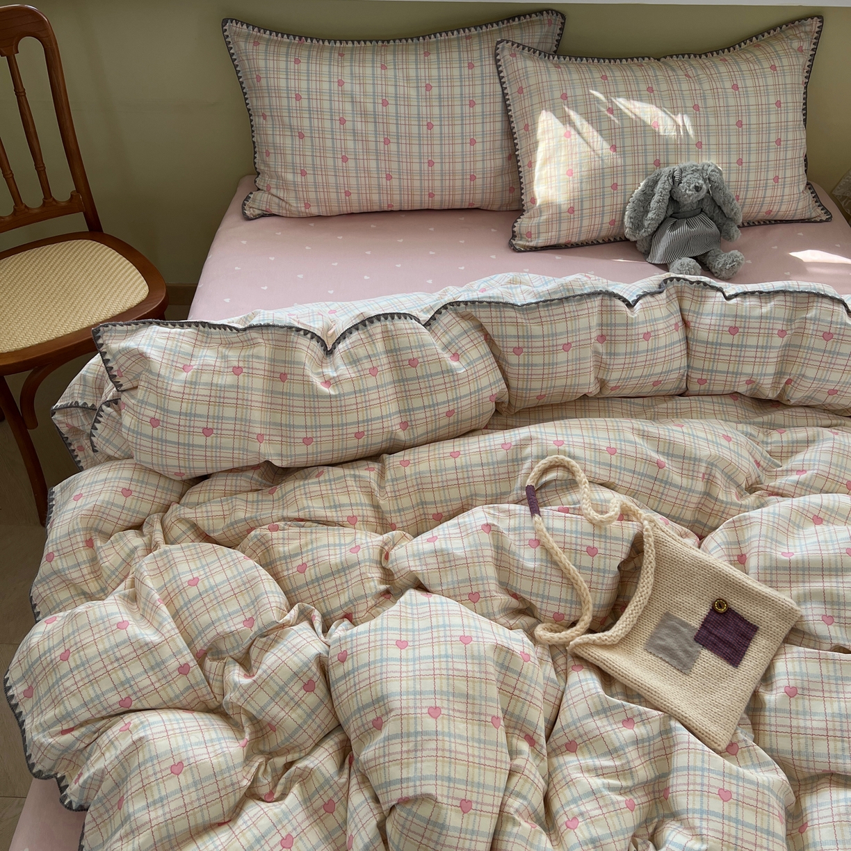 91家纺网 家纺一手货源 找家纺 瑞莱 2026新款全棉印花贝壳边四件套 粉爱心格