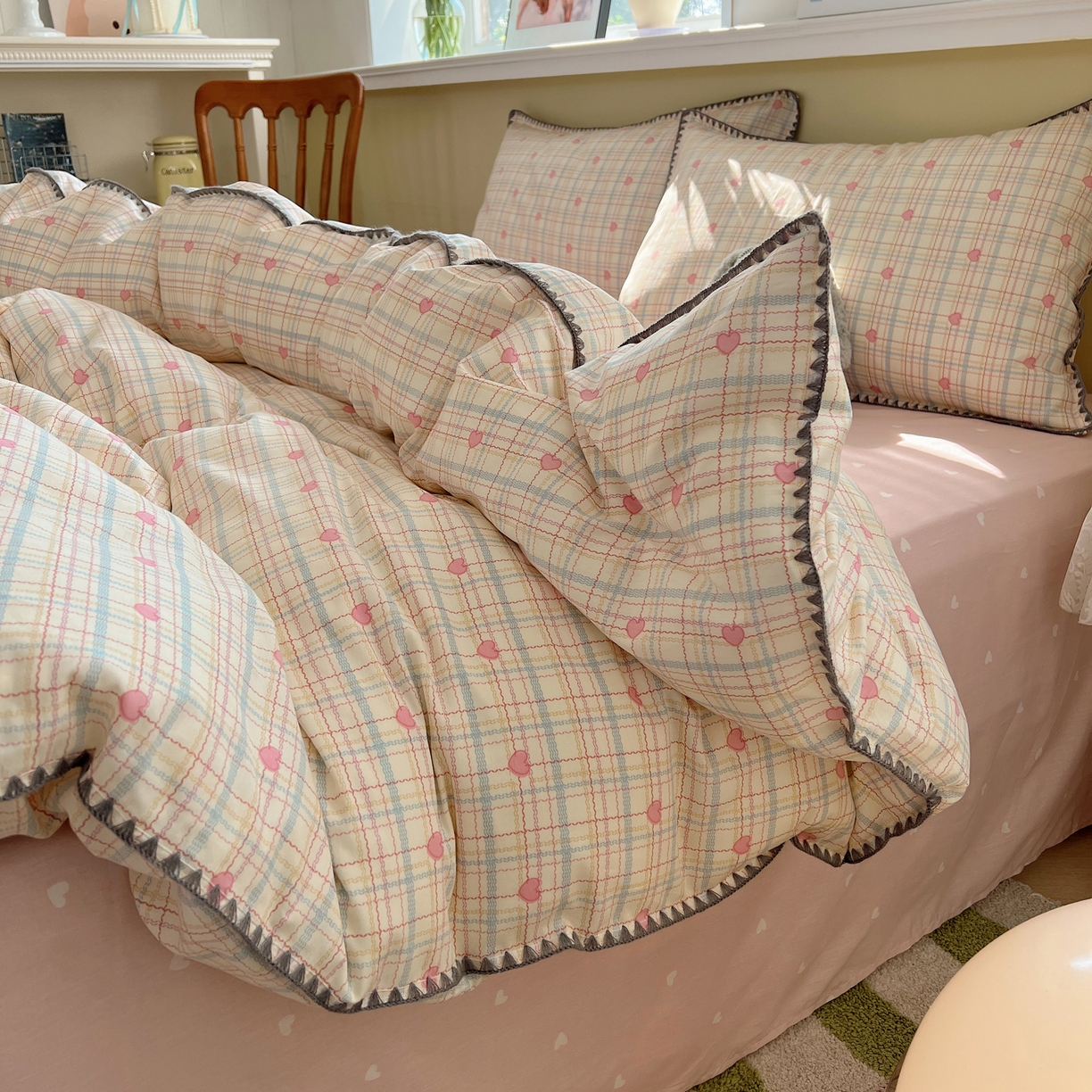 91家纺网 家纺一手货源 找家纺 瑞莱 2026新款全棉印花贝壳边四件套 粉爱心格