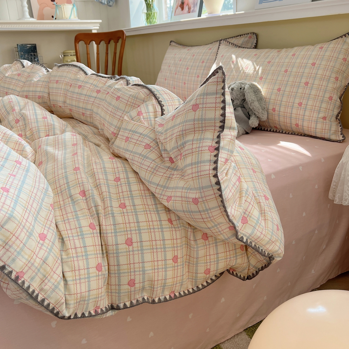 91家纺网 家纺一手货源 找家纺 瑞莱 2026新款全棉印花贝壳边四件套 粉爱心格