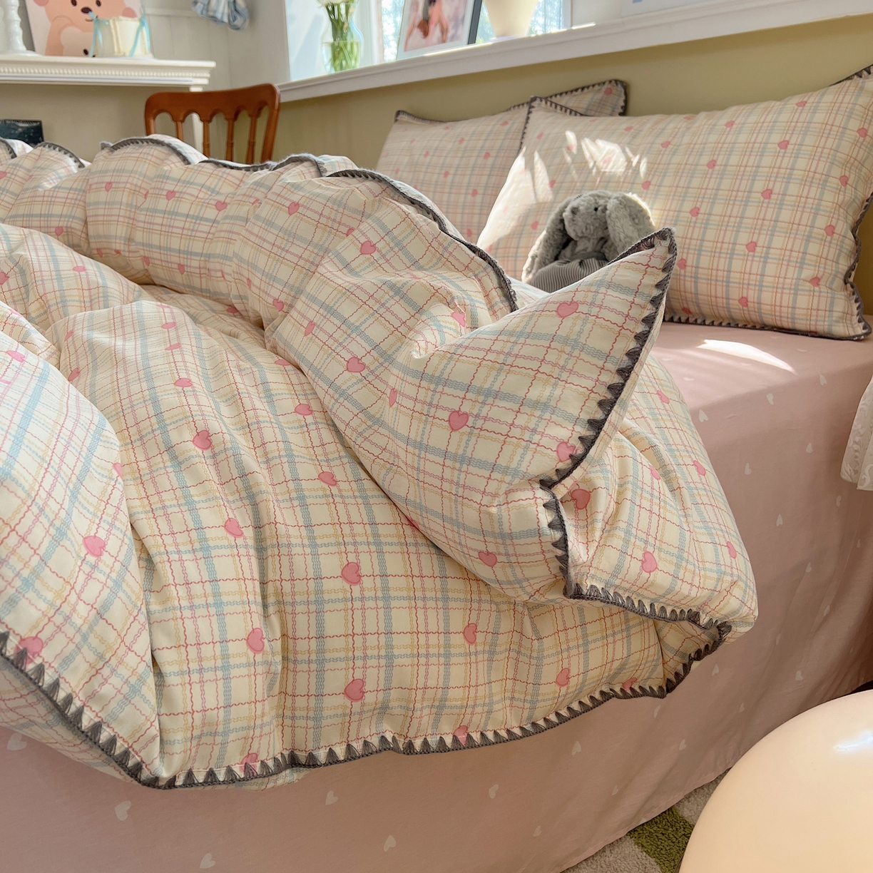 91家纺网 家纺一手货源 找家纺 瑞莱 2026新款全棉印花贝壳边四件套 粉爱心格