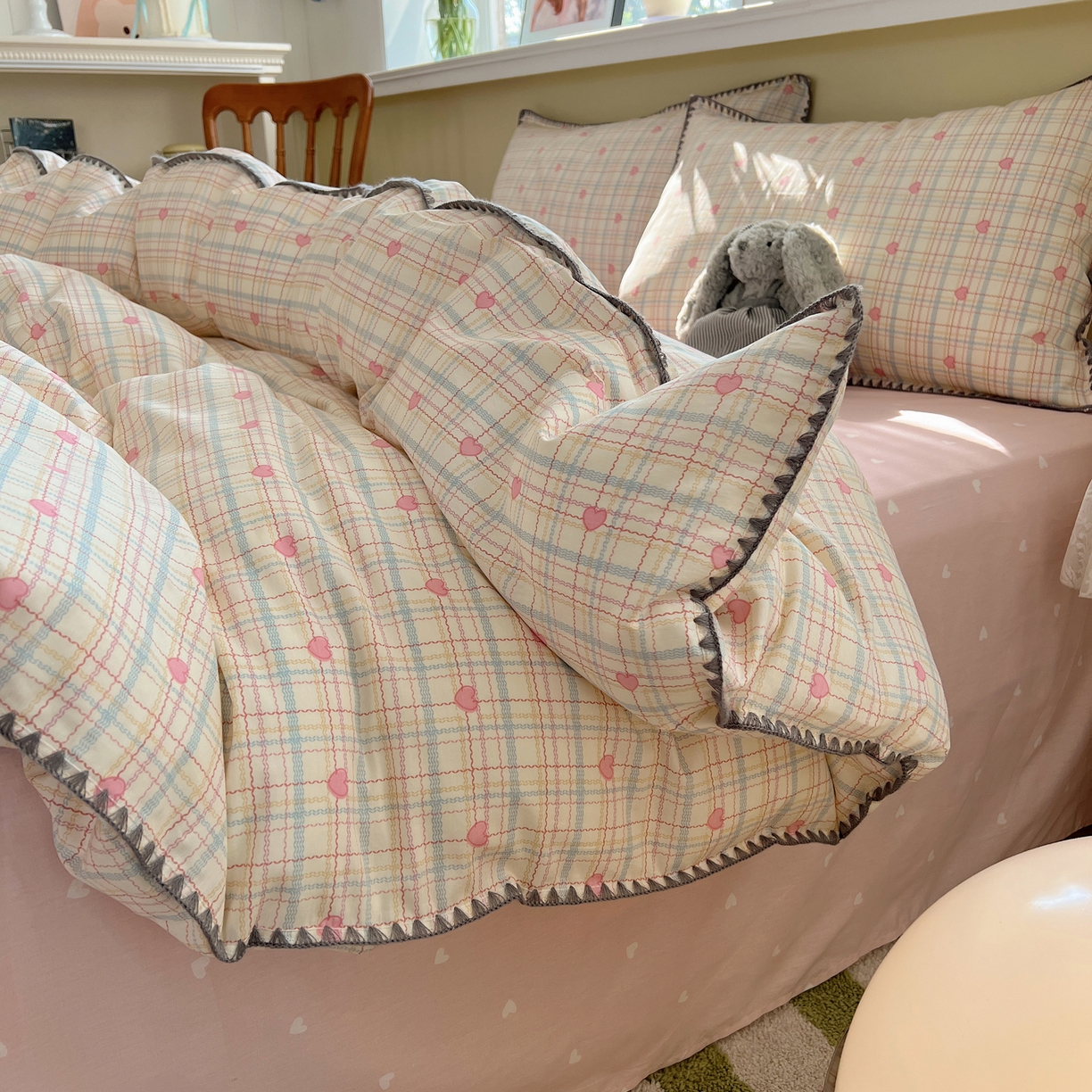 91家纺网 家纺一手货源 找家纺 瑞莱 2026新款全棉印花贝壳边四件套 粉爱心格