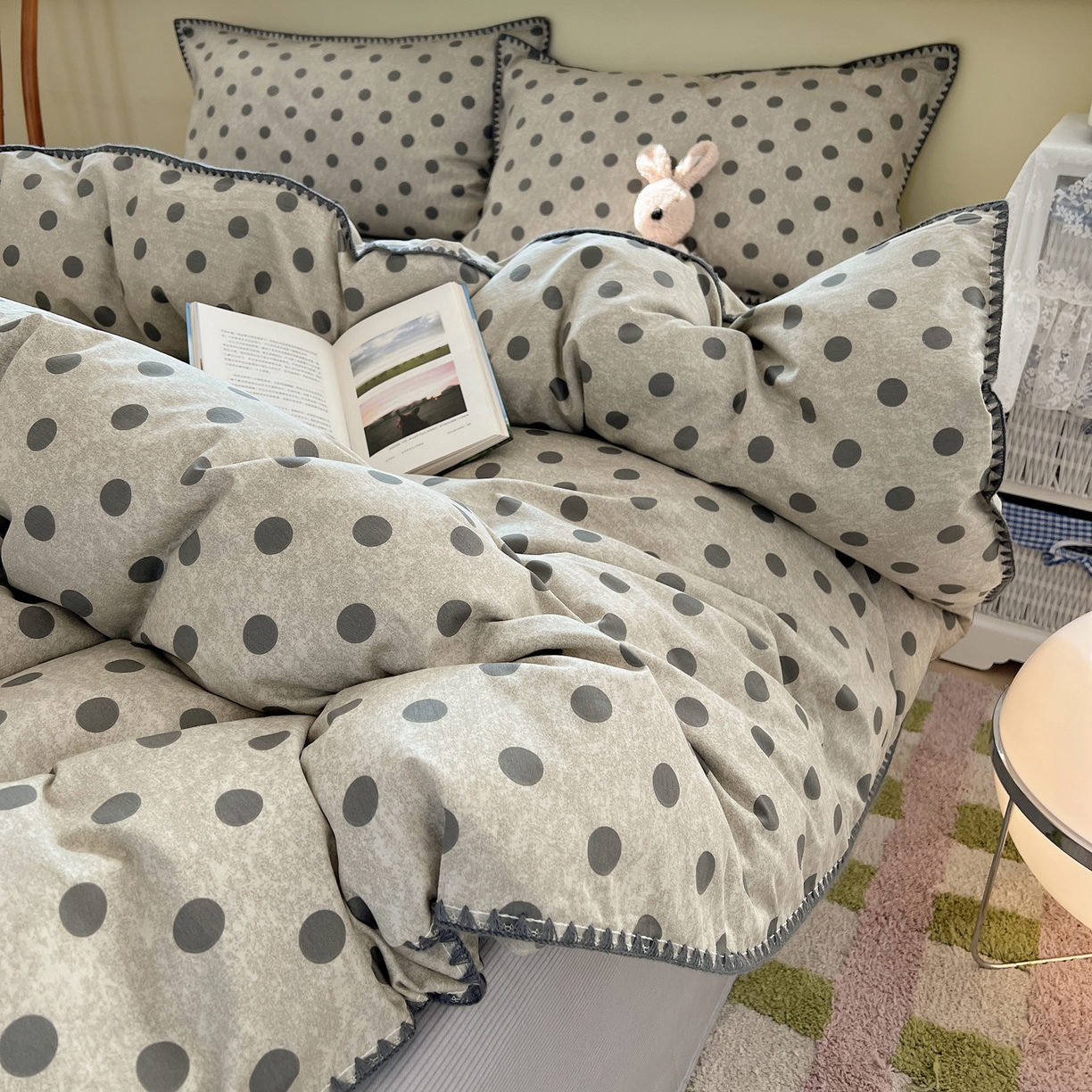 91家纺网 家纺一手货源 找家纺 瑞莱 2026新款全棉印花贝壳边四件套 灰调波点