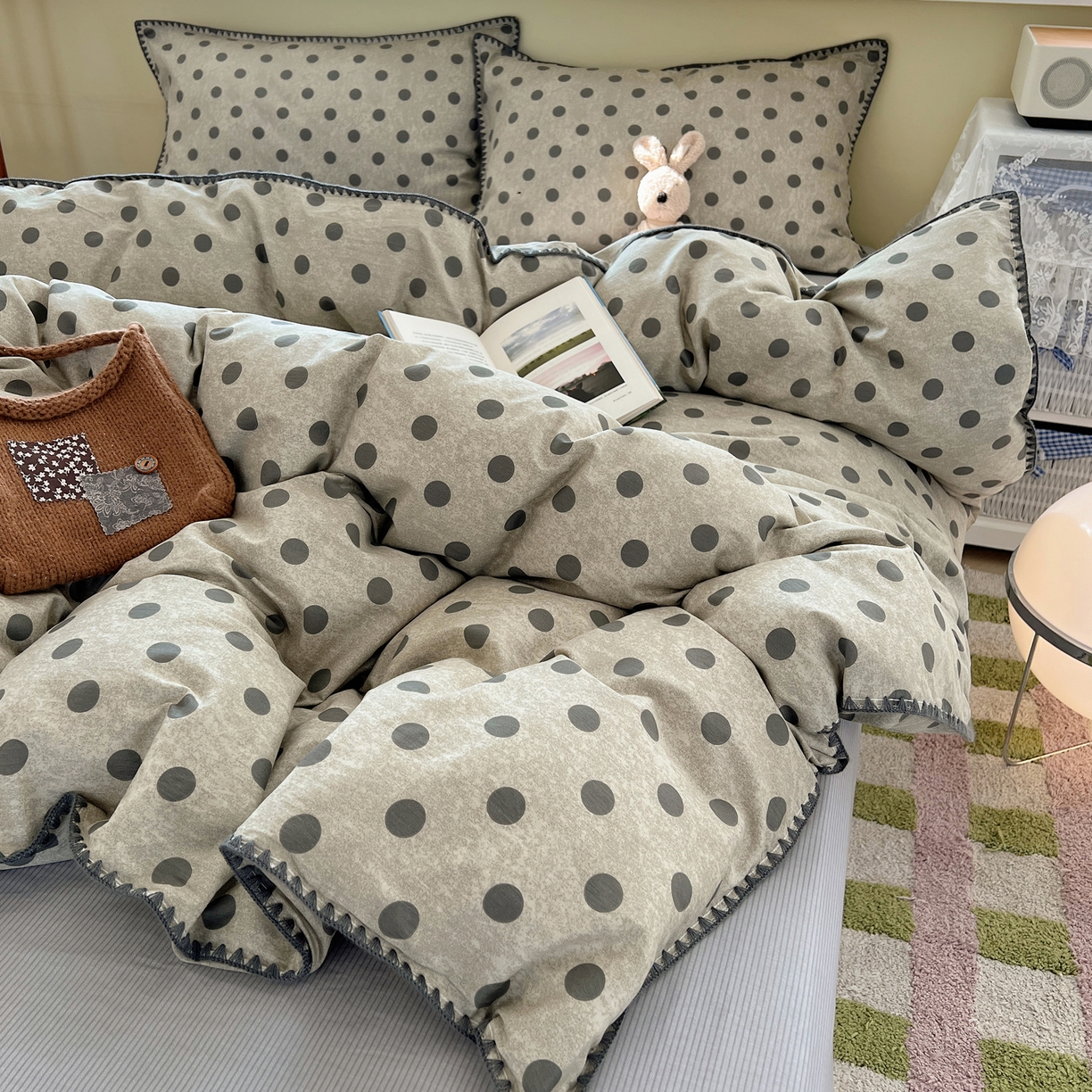 91家纺网 家纺一手货源 找家纺 瑞莱 2026新款全棉印花贝壳边四件套 灰调波点