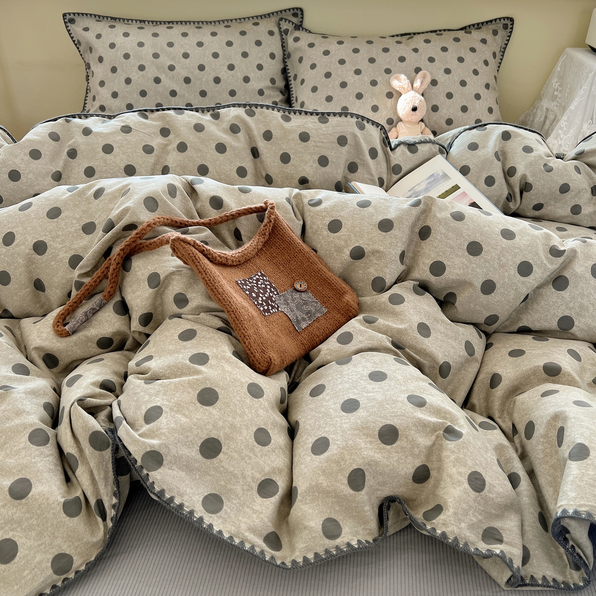 91家纺网 家纺一手货源 找家纺 瑞莱 2026新款全棉印花贝壳边四件套 灰调波点