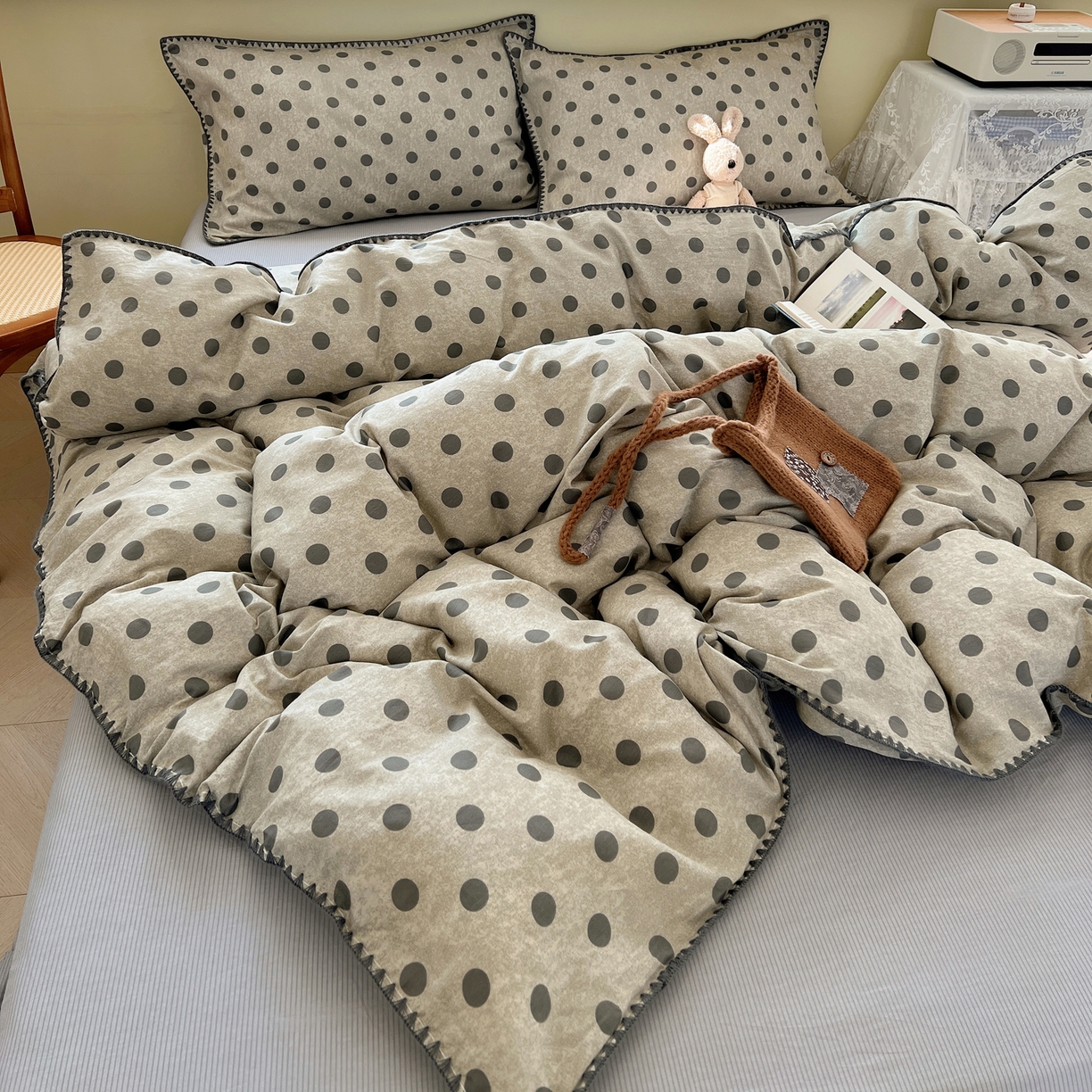 91家纺网 家纺一手货源 找家纺 瑞莱 2026新款全棉印花贝壳边四件套 灰调波点