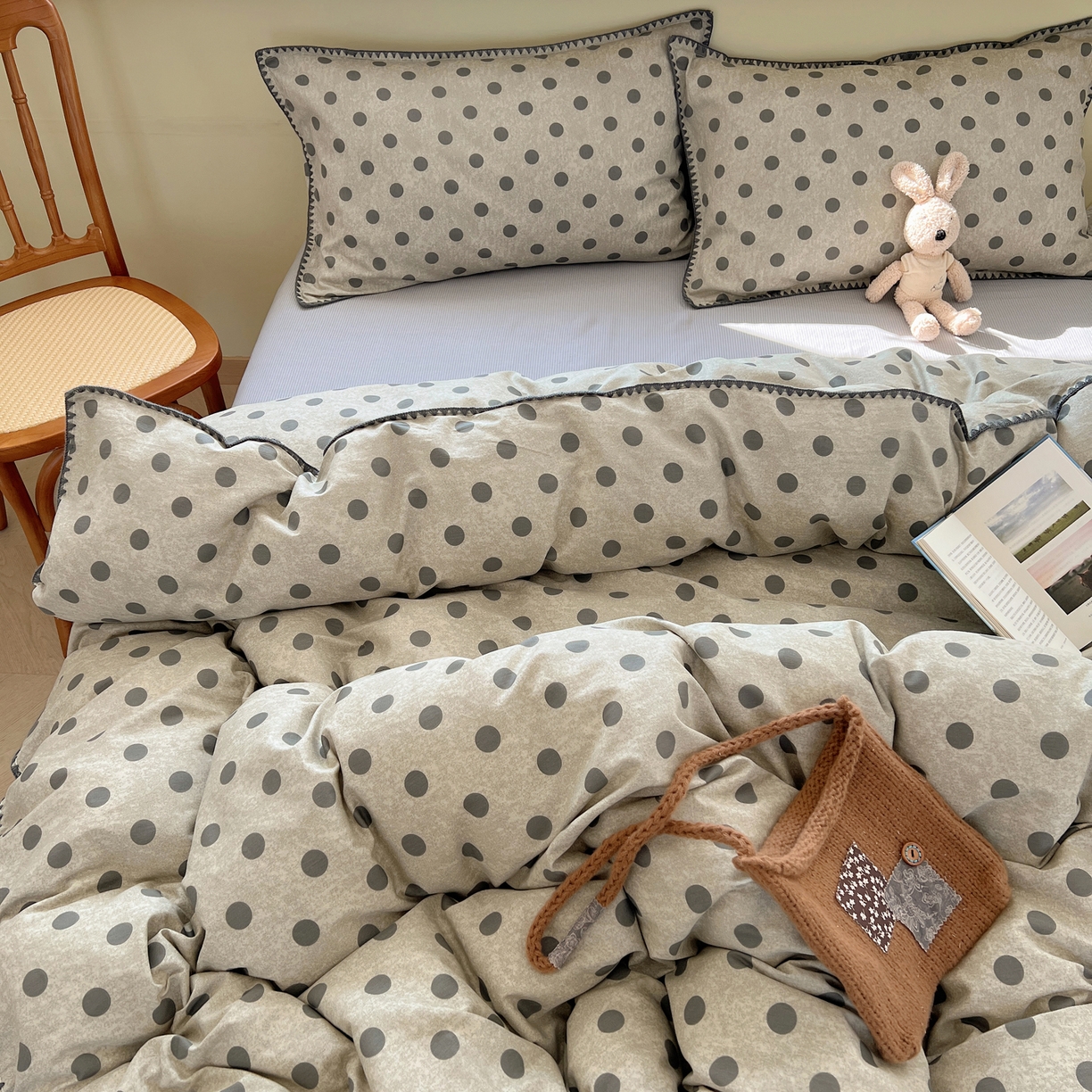 91家纺网 家纺一手货源 找家纺 瑞莱 2026新款全棉印花贝壳边四件套 灰调波点