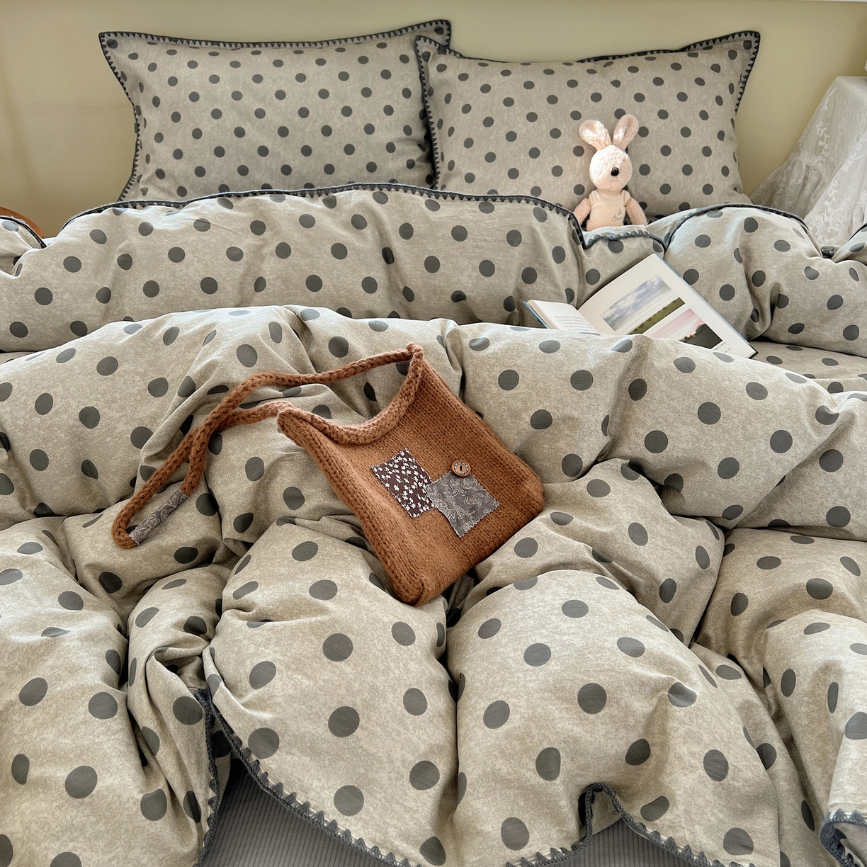 91家纺网 家纺一手货源 找家纺 瑞莱 2026新款全棉印花贝壳边四件套 灰调波点