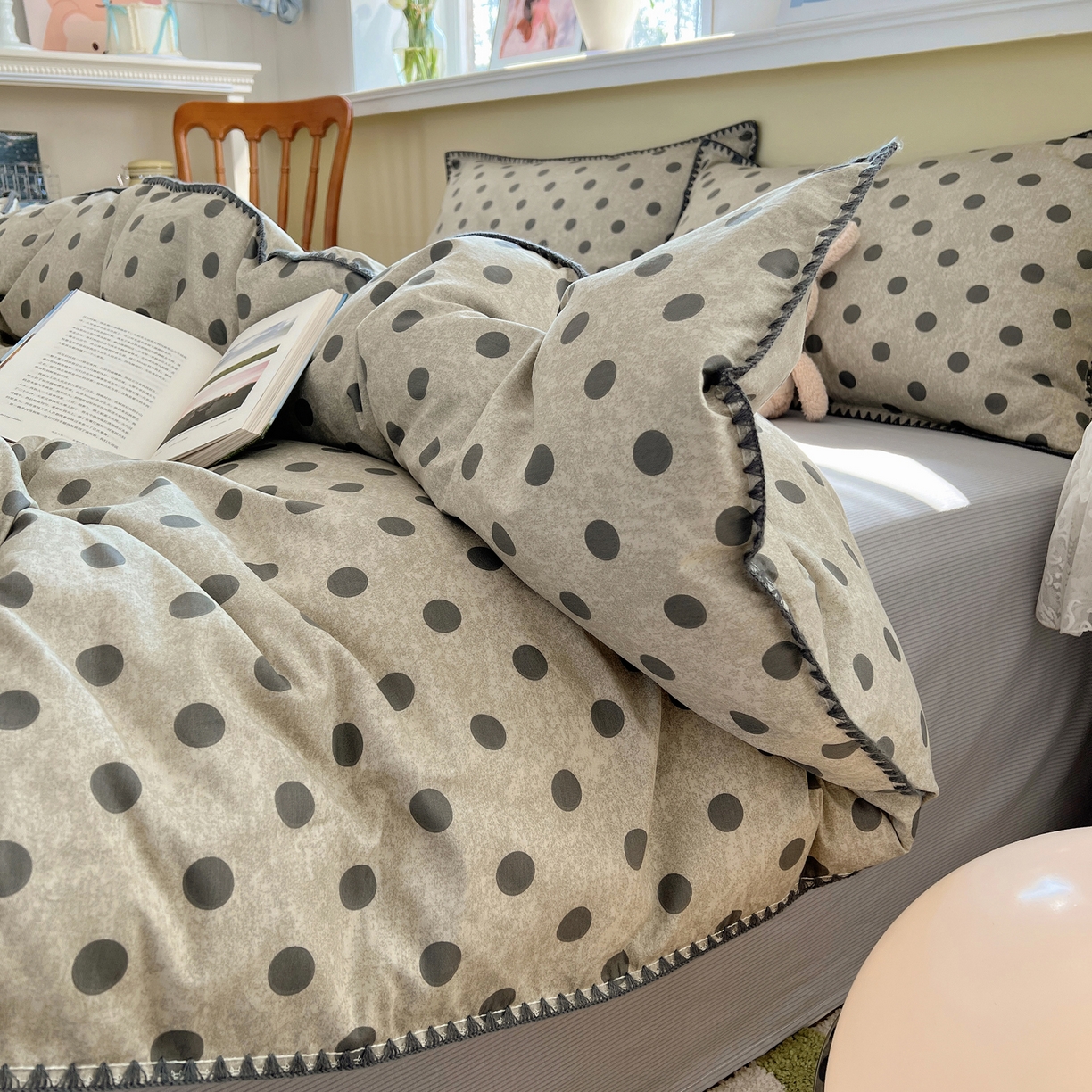 91家纺网 家纺一手货源 找家纺 瑞莱 2026新款全棉印花贝壳边四件套 灰调波点