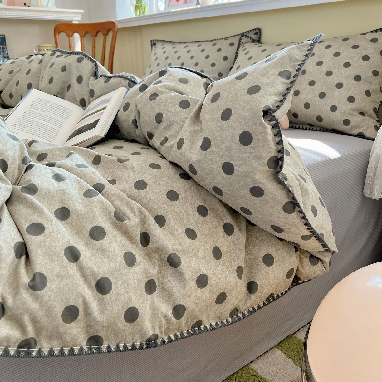 91家纺网 家纺一手货源 找家纺 瑞莱 2026新款全棉印花贝壳边四件套 灰调波点