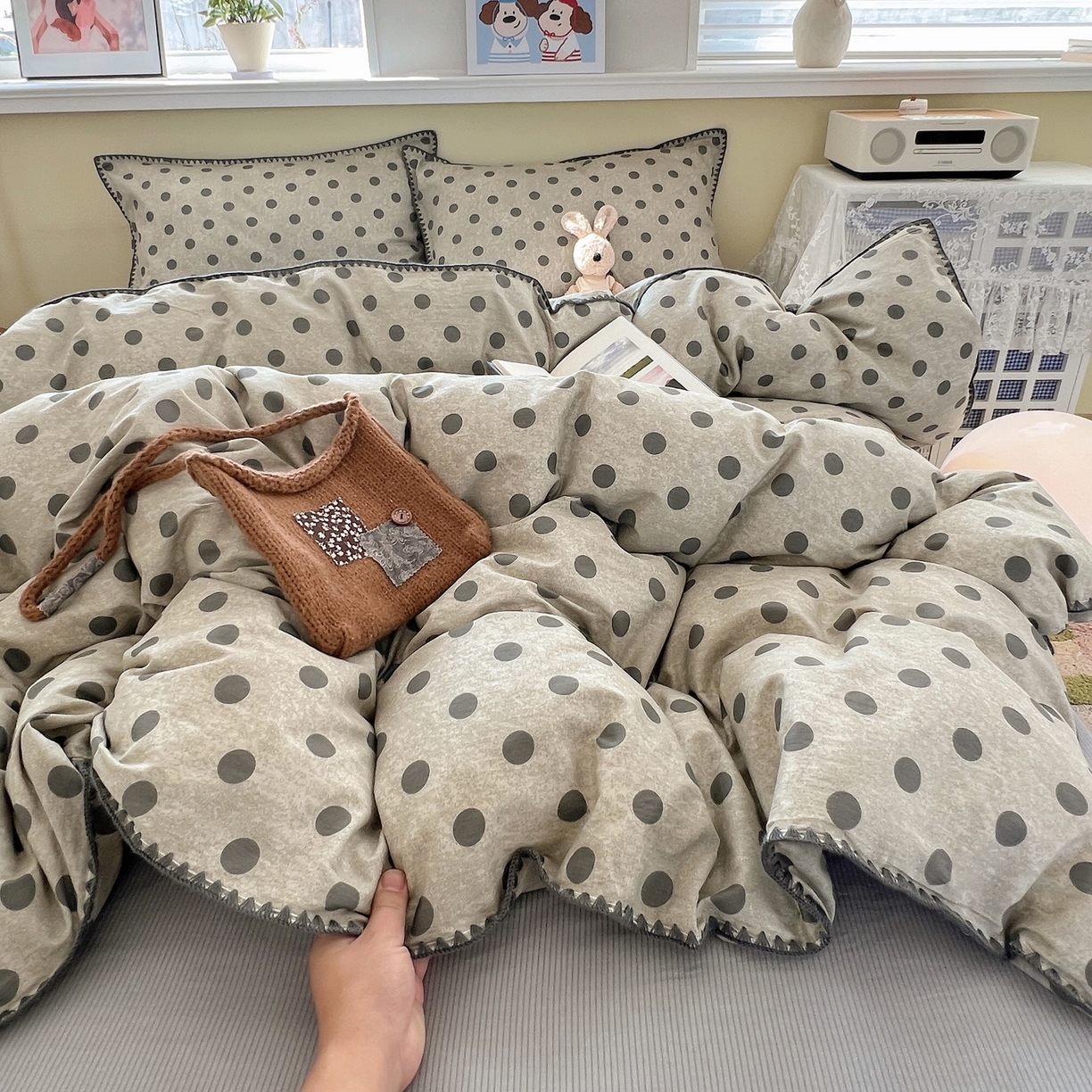 91家纺网 家纺一手货源 找家纺 瑞莱 2026新款全棉印花贝壳边四件套 灰调波点