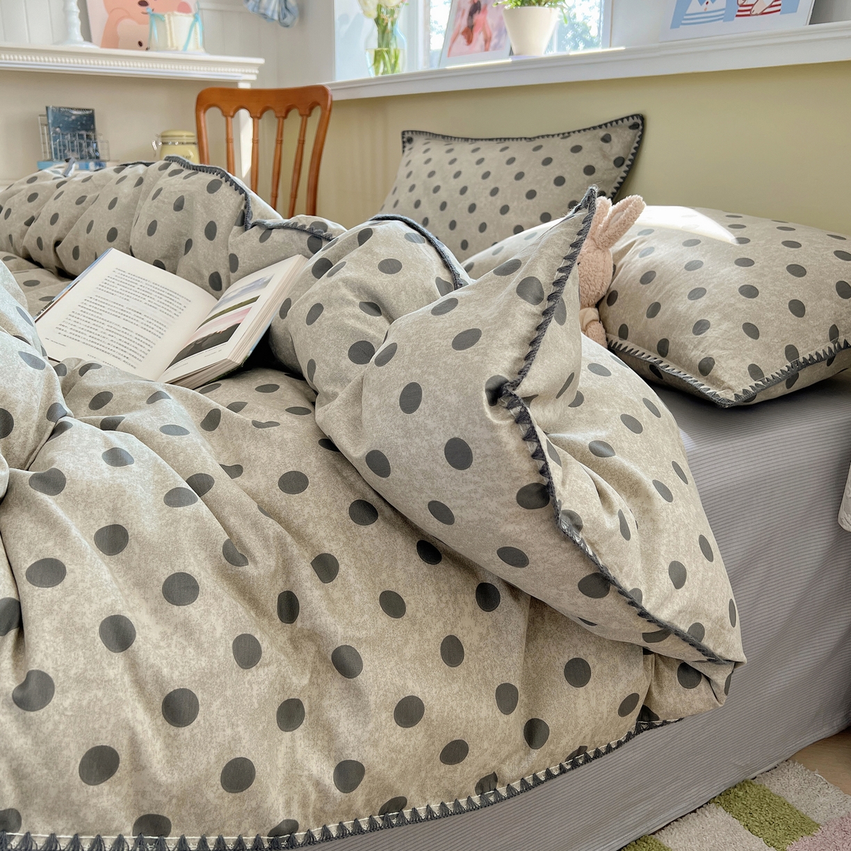 91家纺网 家纺一手货源 找家纺 瑞莱 2026新款全棉印花贝壳边四件套 灰调波点