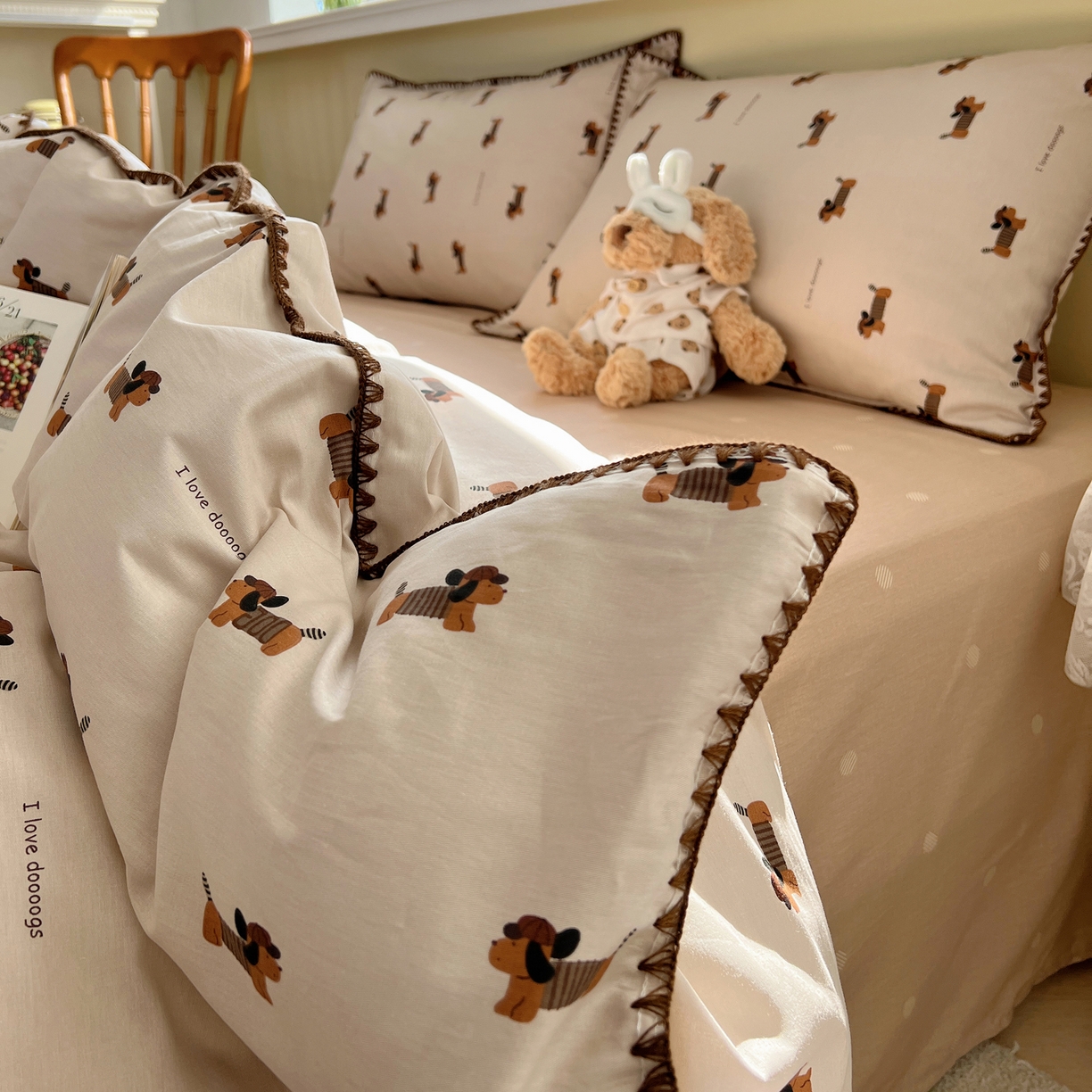 91家纺网 家纺一手货源 找家纺 瑞莱 2026新款全棉印花贝壳边四件套 柯基漫游记