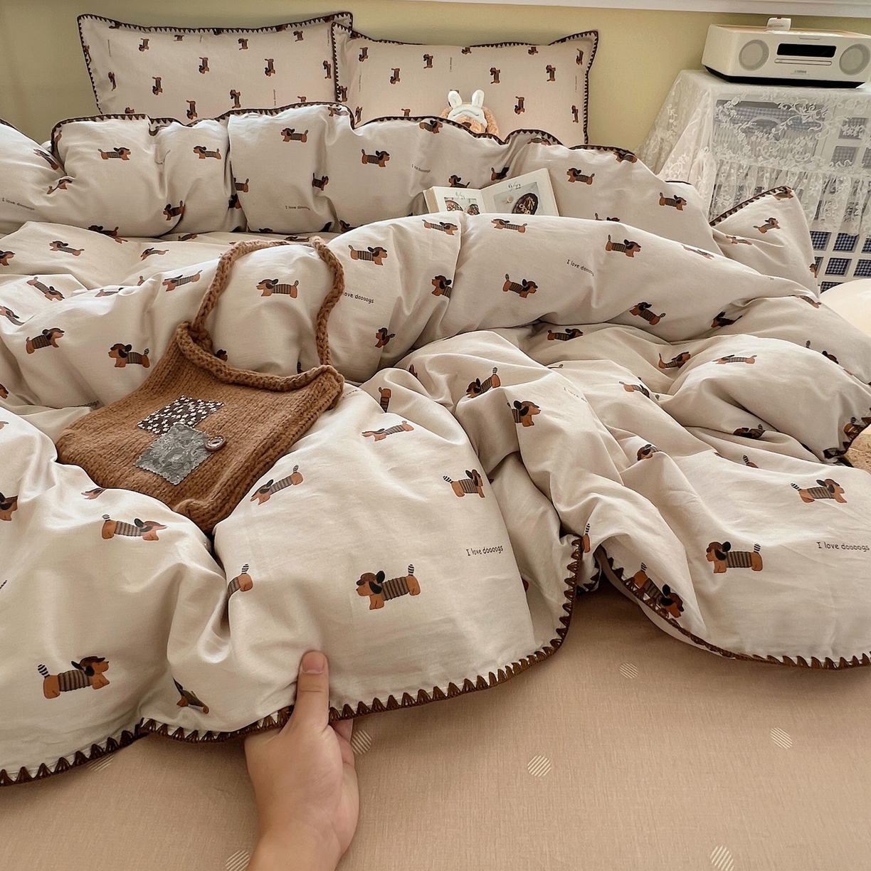 91家纺网 家纺一手货源 找家纺 瑞莱 2026新款全棉印花贝壳边四件套 柯基漫游记