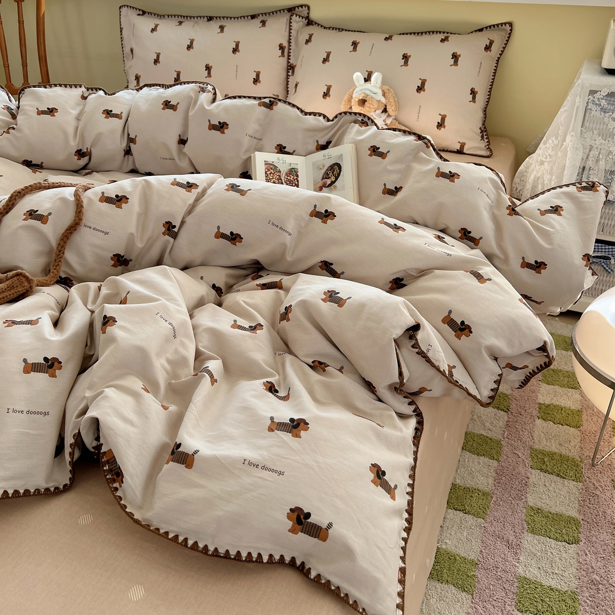 91家纺网 家纺一手货源 找家纺 瑞莱 2026新款全棉印花贝壳边四件套 柯基漫游记