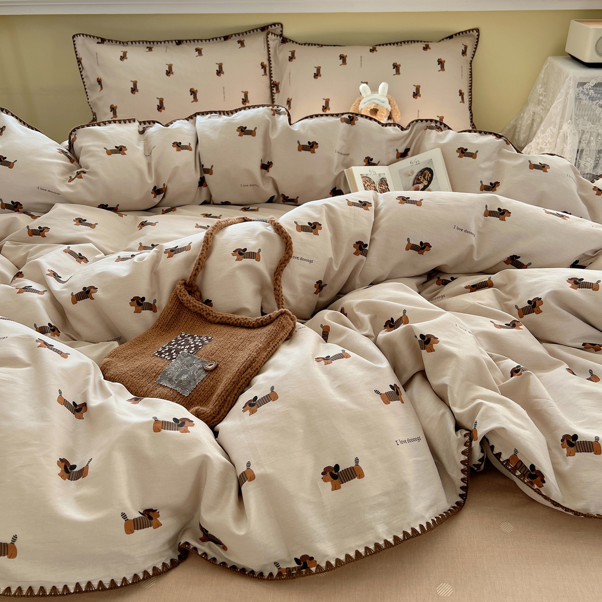 91家纺网 家纺一手货源 找家纺 瑞莱 2026新款全棉印花贝壳边四件套 柯基漫游记