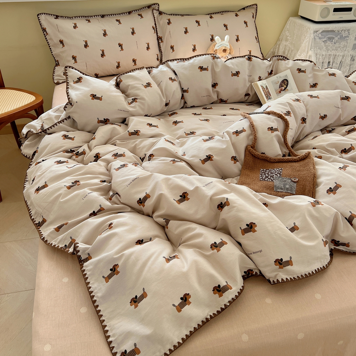 91家纺网 家纺一手货源 找家纺 瑞莱 2026新款全棉印花贝壳边四件套 柯基漫游记