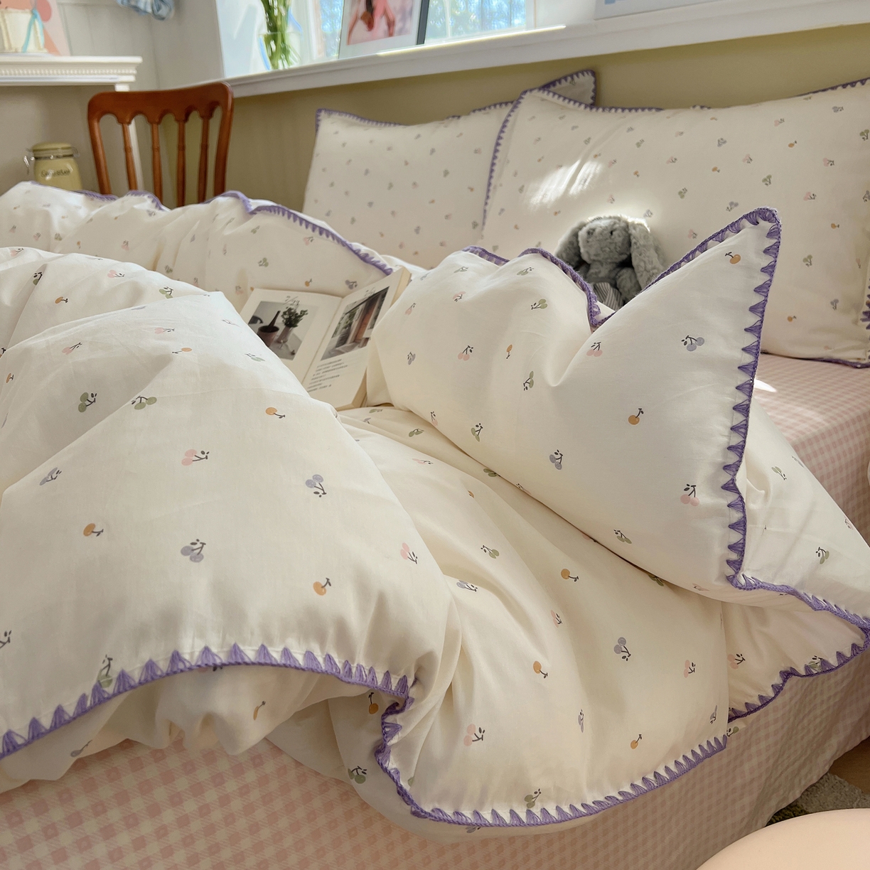 91家纺网 家纺一手货源 找家纺 瑞莱 2026新款全棉印花贝壳边四件套 维也纳樱桃