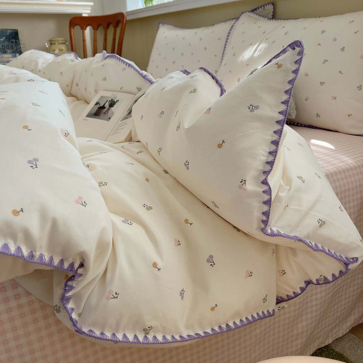 91家纺网 家纺一手货源 找家纺 瑞莱 2026新款全棉印花贝壳边四件套 维也纳樱桃