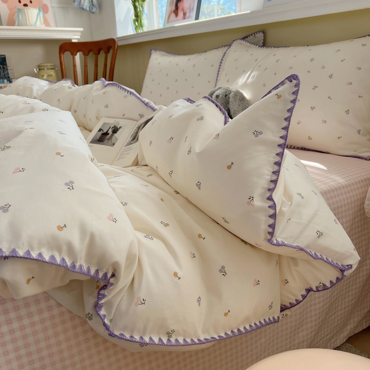 91家纺网 家纺一手货源 找家纺 瑞莱 2026新款全棉印花贝壳边四件套 维也纳樱桃