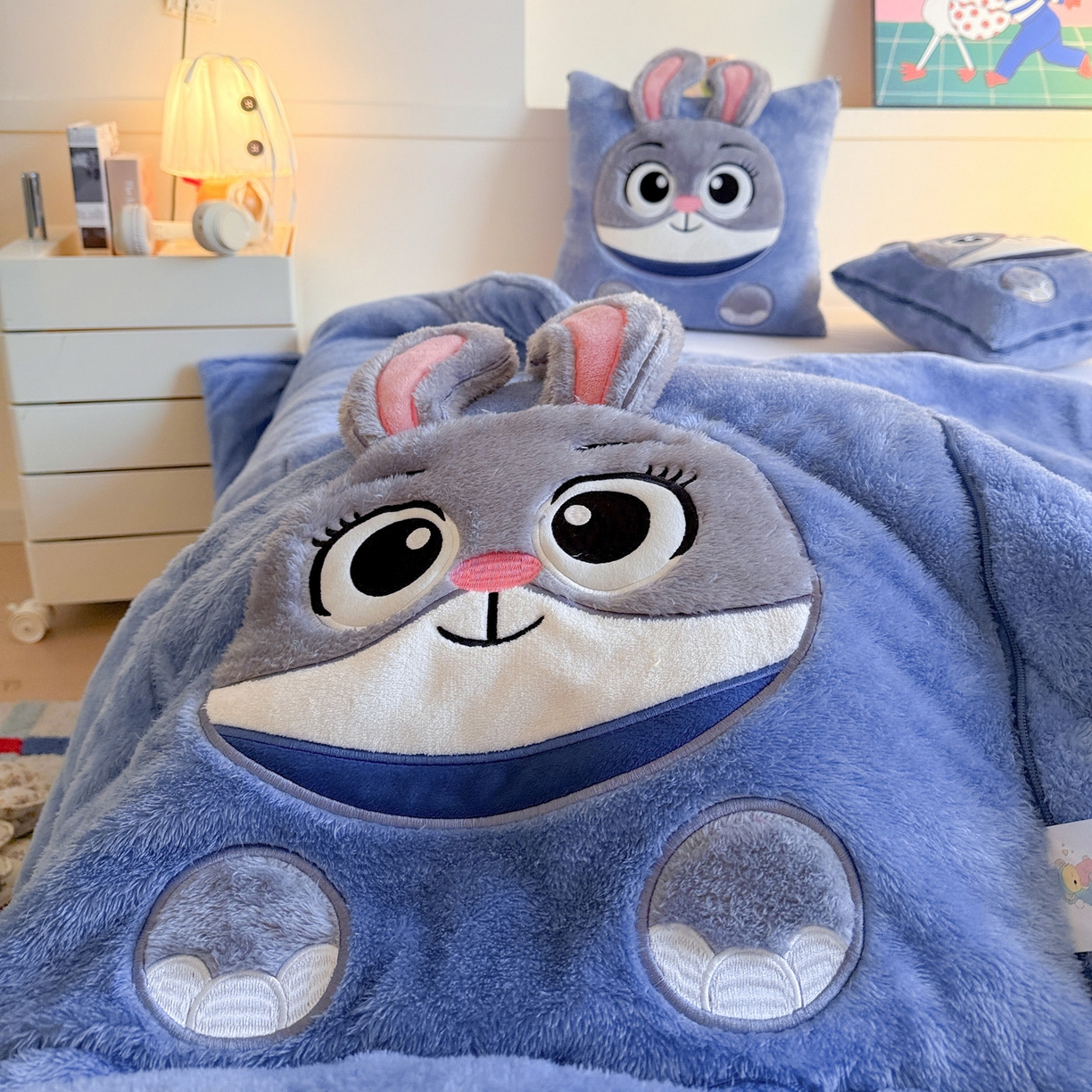 91家纺网 家纺一手货源 找家纺 （总）古本家居 2025新款长绒迪迪兔抱枕被