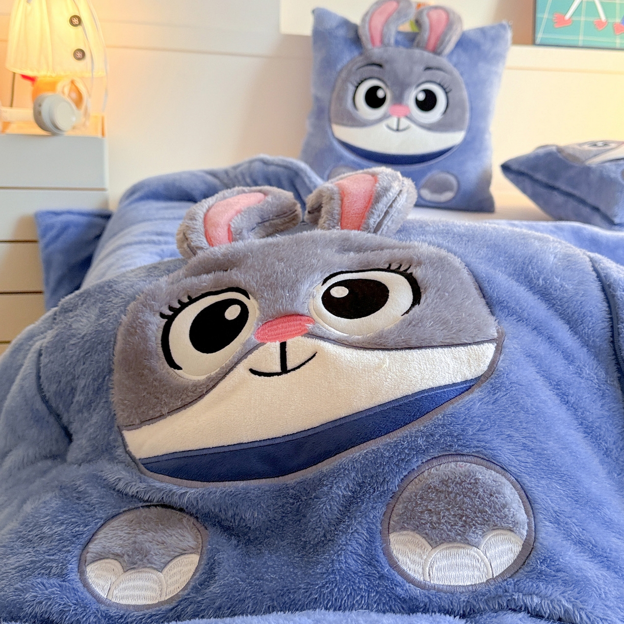 91家纺网 家纺一手货源 找家纺 （总）古本家居 2025新款长绒迪迪兔抱枕被