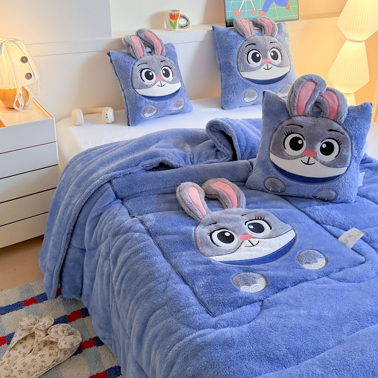 91家纺网 家纺一手货源 找家纺 （总）古本家居 2025新款长绒迪迪兔抱枕被