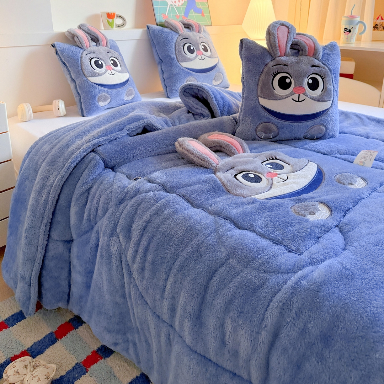 91家纺网 家纺一手货源 找家纺 （总）古本家居 2025新款长绒迪迪兔抱枕被