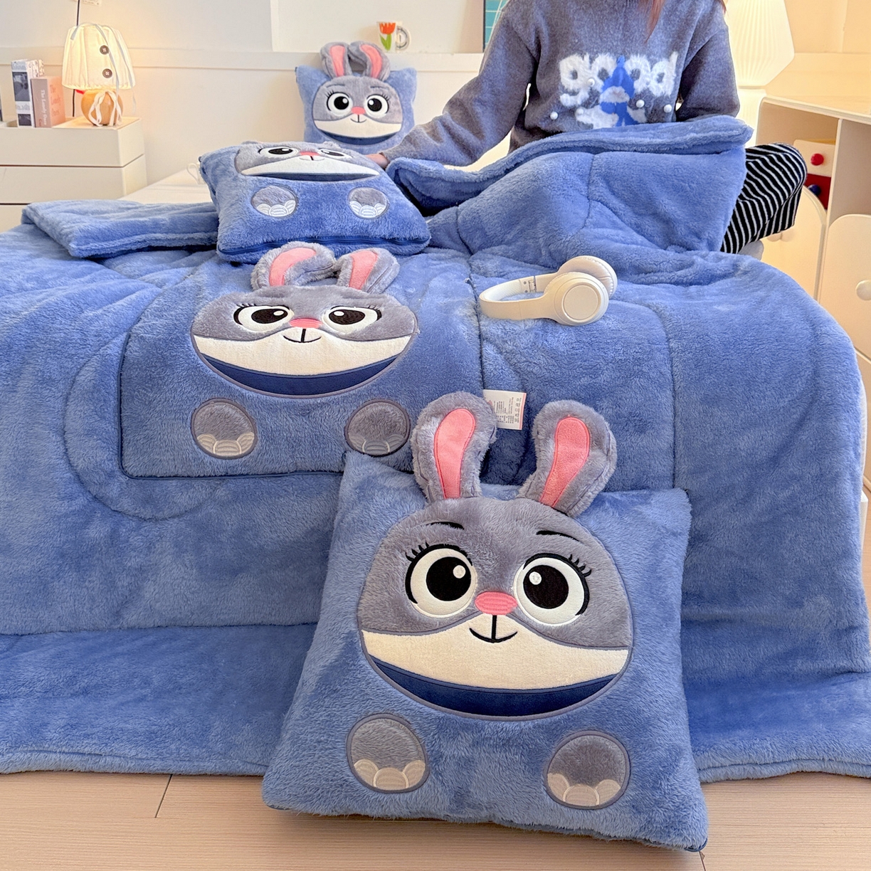 91家纺网 家纺一手货源 找家纺 （总）古本家居 2025新款长绒迪迪兔抱枕被