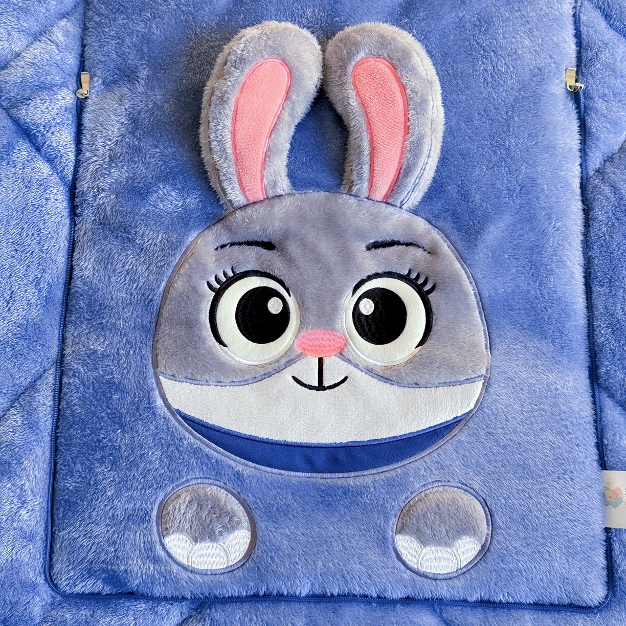 91家纺网 家纺一手货源 找家纺 （总）古本家居 2025新款长绒迪迪兔抱枕被