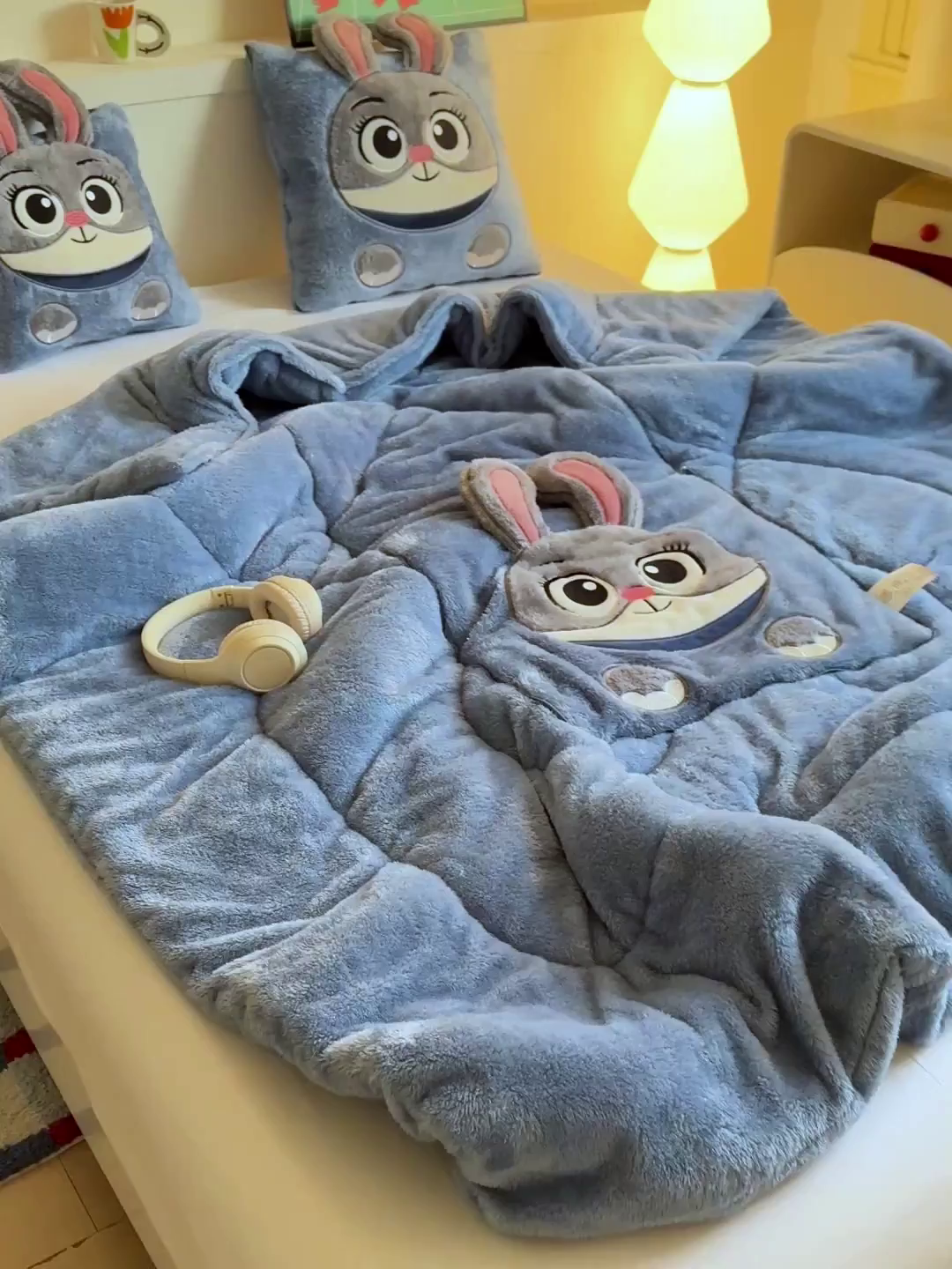 91家纺网 家纺一手货源 找家纺 （总）古本家居 2025新款长绒迪迪兔抱枕被