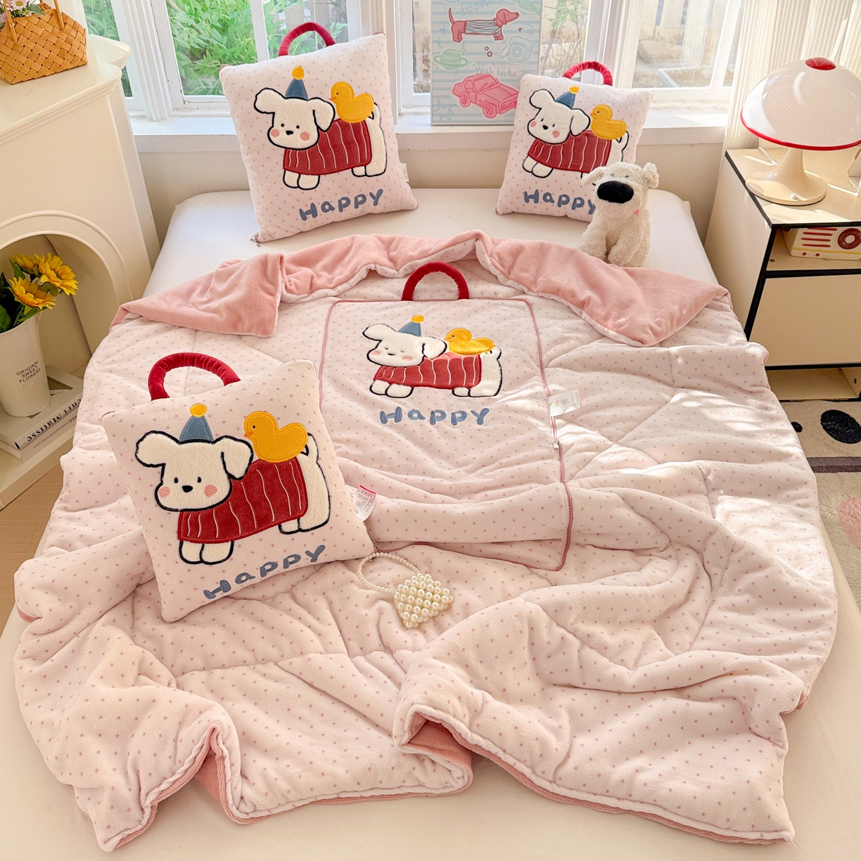 91家纺网 家纺一手货源 找家纺 古本家居 2025新款牛奶绒鸭鸭狗抱枕被 鸭鸭狗粉波点