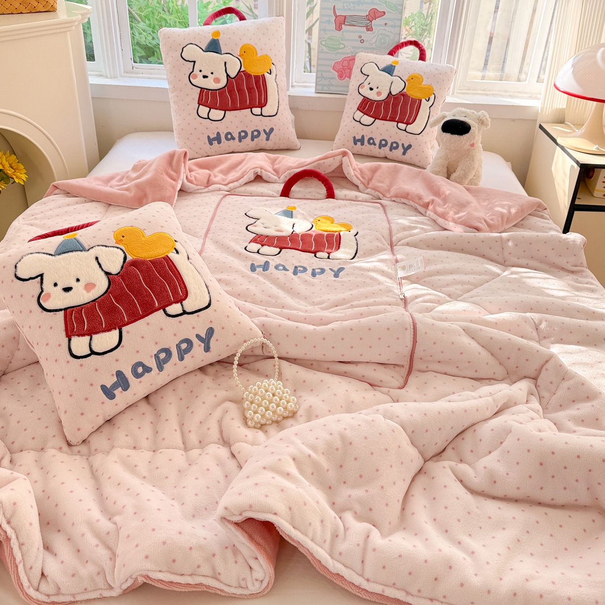 91家纺网 家纺一手货源 找家纺 古本家居 2025新款牛奶绒鸭鸭狗抱枕被 鸭鸭狗粉波点