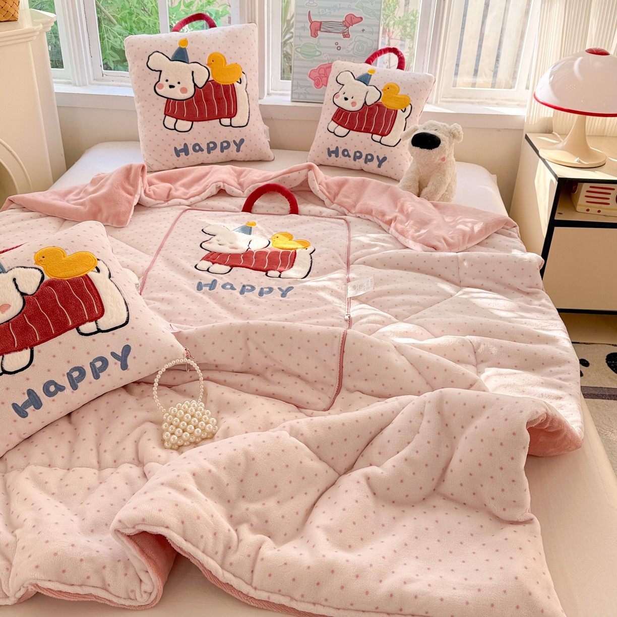 91家纺网 家纺一手货源 找家纺 古本家居 2025新款牛奶绒鸭鸭狗抱枕被 鸭鸭狗粉波点