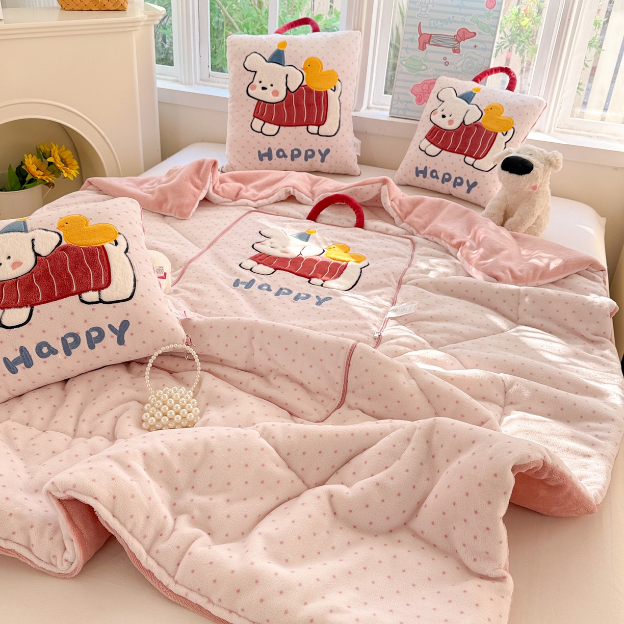 91家纺网 家纺一手货源 找家纺 古本家居 2025新款牛奶绒鸭鸭狗抱枕被 鸭鸭狗粉波点