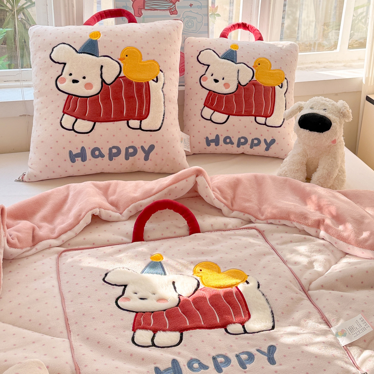 91家纺网 家纺一手货源 找家纺 古本家居 2025新款牛奶绒鸭鸭狗抱枕被 鸭鸭狗粉波点
